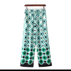 Bohemian pants elastic waist.